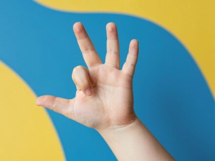 Egy egyszerű kézjel, ami életet menthet: miért fontos ezt minden gyereknek ismernie?