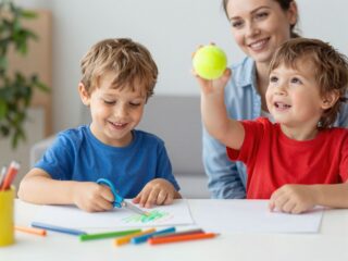 Jelek, amik arra utalnak, hogy a gyermeked balkezes lehet: Mire figyelj?