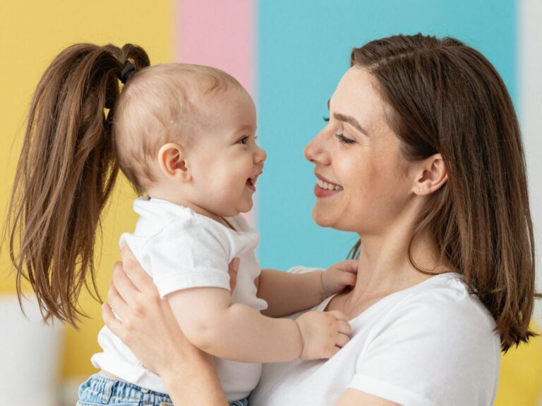 Mosolyog a baba? Az oxitocin csodálatos hatásai anyára és gyermekére