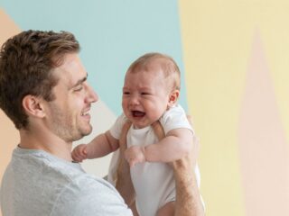 A felállás varázsereje: Hogyan hat a testhelyzetváltozás a síró babára?