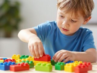 A játékok utáni nyúlás: A szem-kéz koordináció fejlődésének fontos állomása