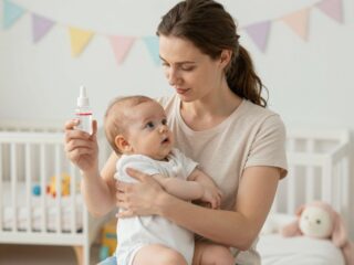 Mielőtt Gripe vizet adnál a babának: mit tartalmaz és milyen alternatívái vannak?