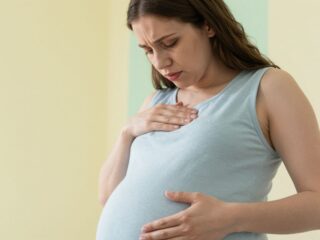 Mit jelent, ha keményedik a pocakod? Jósló fájások vagy a szülés jelei?