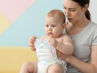 Mit tegyek, ha vért látok a pelenkában? A véres széklet lehetséges okai
