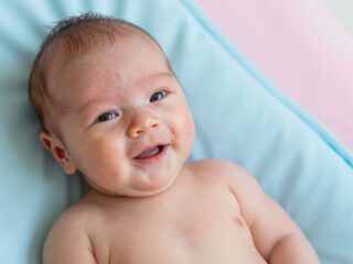 Mi okozza az erythema toxicum nevű kiütést az újszülötteknél?