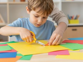 Ne vedd el tőle az ollót! A finommotorika fejlesztése éles eszközökkel, Montessori módszerrel