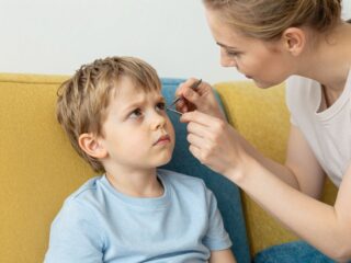 Pánik helyett elsősegély: hogyan távolítsd el a bogarat a fülből otthon?